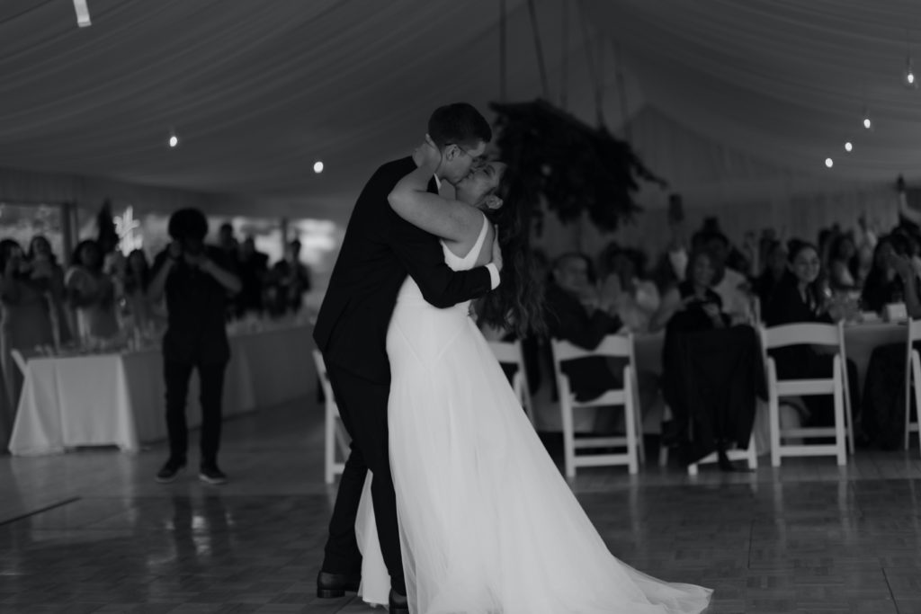 How to choose your wedding music, bride and groom first dance
