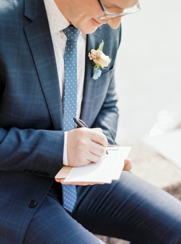 Get expert helping writing your own wedding vows and speeches/toasts