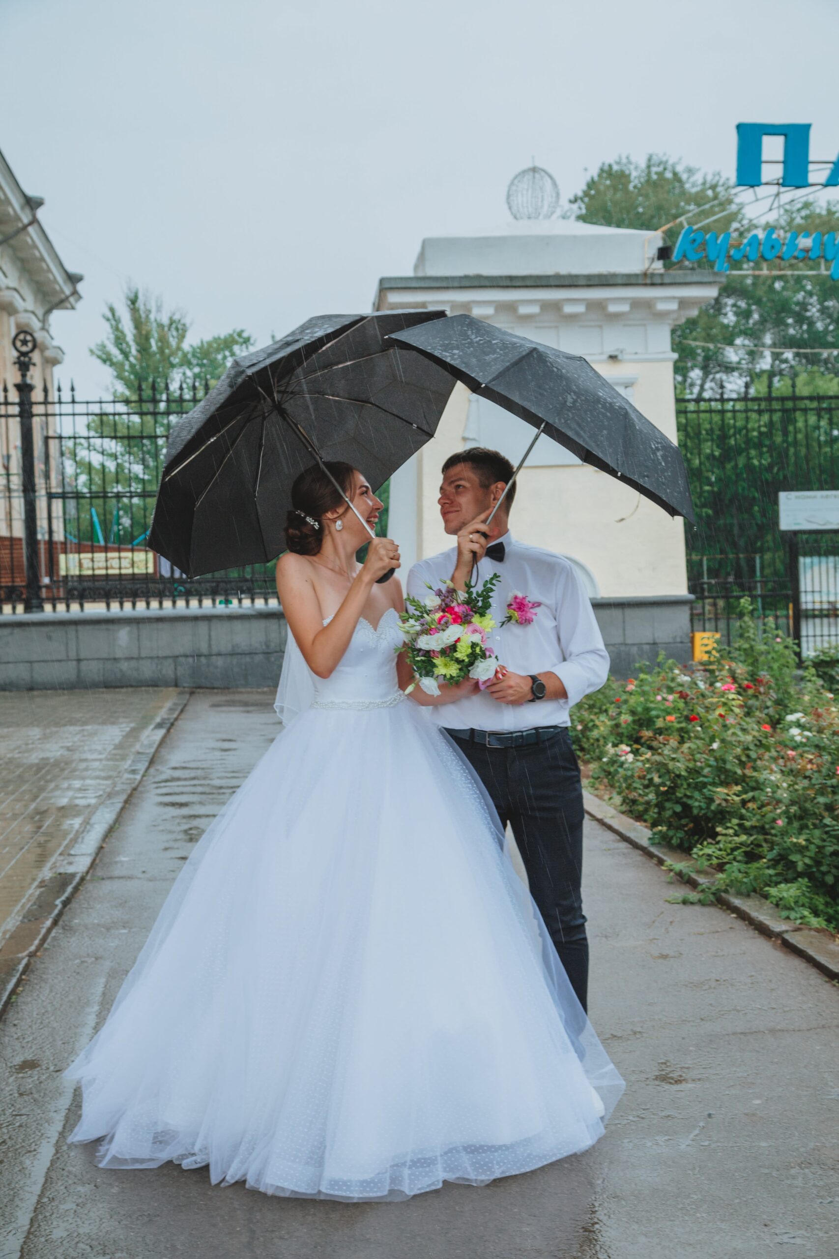 Making a weather plan for rain on your wedding day